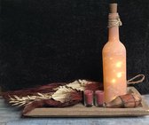 Houten tray met terra cotta-kleurige mat glazen fles inclusief verlichting, een windlichtje in giraf print met geurkaarsje, keramieken potje met kunstplantje en natuurlijke decoratie. KADO TI