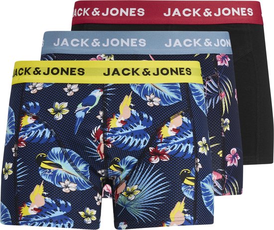 Drie JACK & JONES boxershorts. Eén met gele tailleband en papegaaienprint, één met blauwe tailleband en flamingo's, en één zwarte.