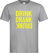 Grijs Fun T-Shirt met “ Drink. Drank, Drunk “ print Geel  Size S