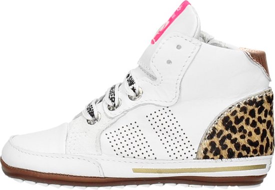 Witte hoge sneaker met panterprint accenten en roze detail op de tong.