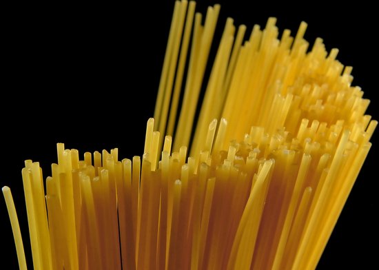 Dibond - Keuken / Eten / Voeding - Pasta / Spaghetti in geel / zwart  - 80 x 120 cm.