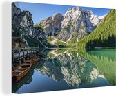 Canvas Schilderij Weerspiegeling van bergen in het meer Lago di Braies in Italië - 30x20 cm - Wanddecoratie