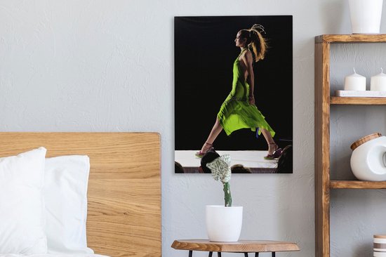 Tableau sur toile Mannequin en robe verte sur le podium - 30x40 cm - Décoration murale