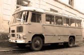 Dibond - Auto - Oldtimer bus in beige / wit / zwart - 50 x 75 cm.