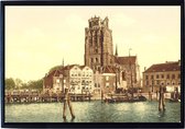 Oud Stadsgezicht Dordrecht - Kerk en Haven - Oude Foto Print op Canvas Doek 90x60cm in zwarte houten baklijst