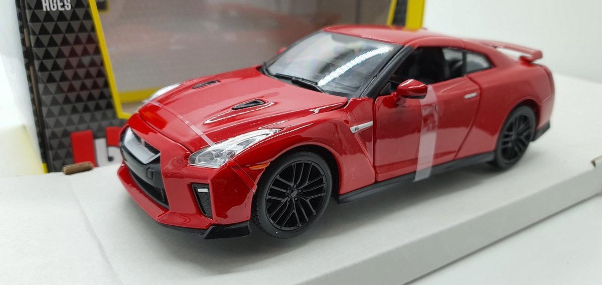 Nissan GT-R rood 2017 1:24 Bburago