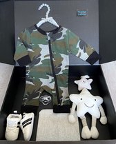kraamcadeau jongen met leger boxpak, muziekmobiel, speen sneakers en babymuts aan parelhanger- romper - speen - kraamcadeau  - babyshower - army leger boxpakje muziekmobiel babysne
