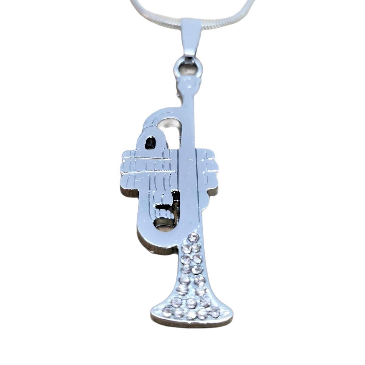 Prachtig edelstaal hanger, trompet, volle strass op beker.