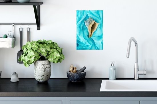 Sticker Muursticker Coquilles - Coquille de conque fond bleu - 20x30 cm - feuille autocollante - sticker mural repositionnable