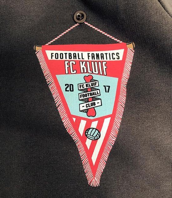 Écusson rouge et bleu détaillé sur un pull foncé avec "Football Fanatics FC Kluif".