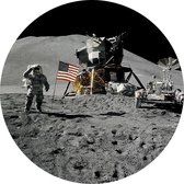 Astronaut salutes beside U.S. flag (maanlanding) - Foto op Behangcirkel - ⌀ 150 cm