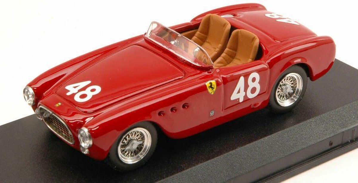 De 1:43 Diecast Modelcar van de Ferrari 225S #48 van Targa Florio in 1952. De bestuurder was V. Marzotto. De fabrikant van het schaalmodel is Art-Model. Dit model is alleen online verkrijgbaar
