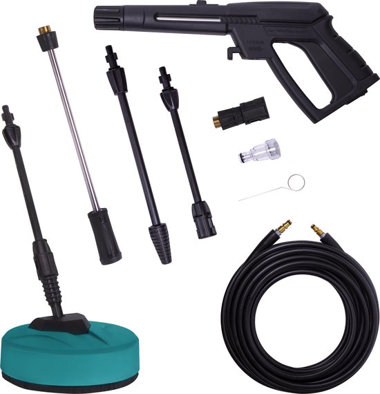 Zwarte hogedrukreiniger accessoires: pistool, verlengstukken, terrasreiniger, slang en reinigingsnaald.