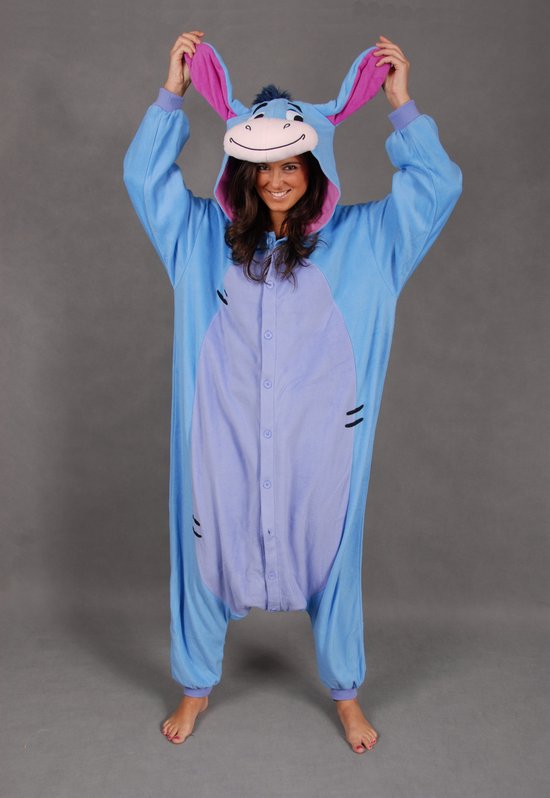 Jolie combinaison Eeyore bleu joyeux avec intérieur des oreilles violet. Une fille tient les oreilles en l'air.