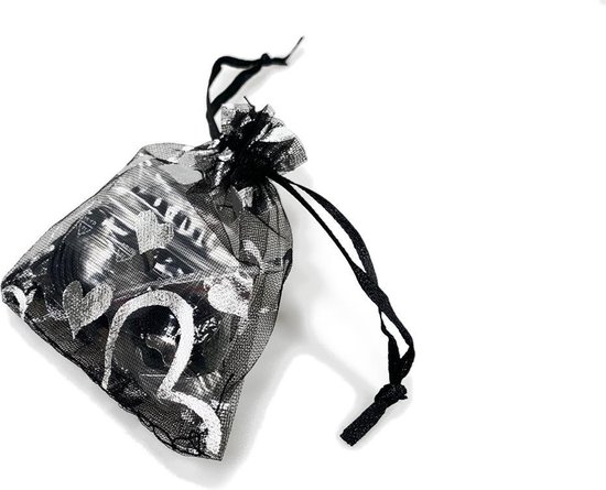 Un petit sac en tulle noir orné de cœurs argentés, fermé par des cordons noirs.