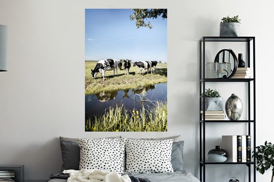 Sticker Muursticker Vache frisonne Luxurydeco - Vaches debout à côté d'un fossé - 80x120 cm - film adhésif autocollant - sticker mural repositionnable