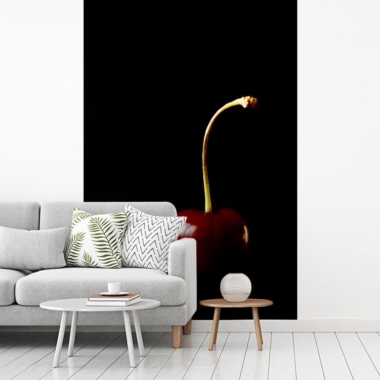 Papier peint vinyle - Photo sombre d'une cerise solitaire sur fond noir largeur 175 cm x hauteur 260 cm - Tirage photo sur papier peint (disponible en 7 tailles)