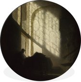 WallCircle - Wandcirkel - Muurcirkel - Een man lezend in een hoge kamer - Schilderij van Rembrandt van Rijn - Aluminium - Dibond - ⌀ 140 cm - Binnen en Buiten