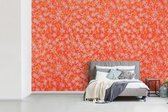 Behang - Fotobehang Een oranje met wit bloemdessin - Breedte 390 cm x hoogte 260 cm