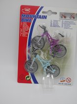 2 Dickie toys fietsjes vrijloop.9.5 cm lang.