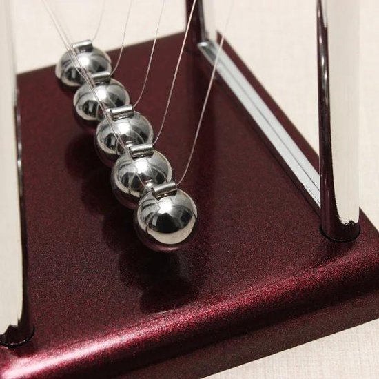 Thumbnail van een extra afbeelding van het spel A&K Newton's Cradle Balance Ball - Bureau Kantoor Decoratie - 5 Ballen - 18mm Bal - Balanceerballen - Bordeaux Rood