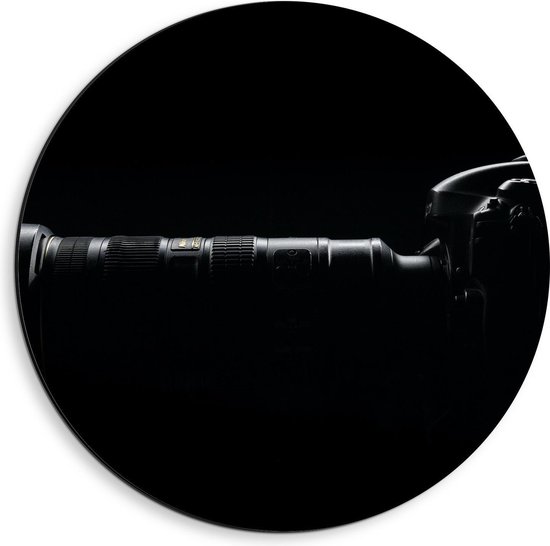 Dibond Wandcirkel - Zijaanzicht van Zwarte Camera op Zwarte Achtergrond - 40x40cm Foto op Aluminium Wandcirkel (met ophangsysteem)