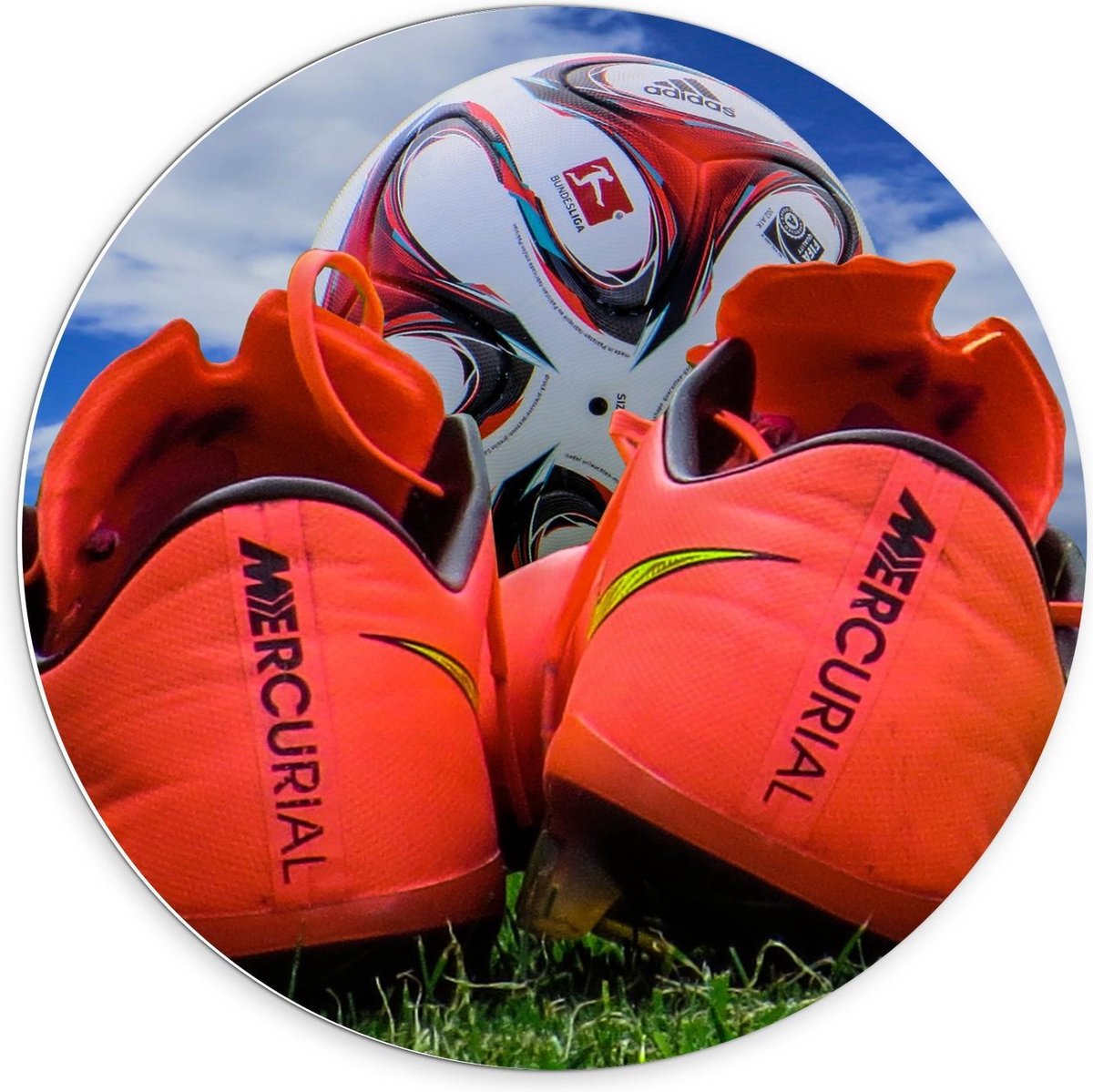 Forex Wandcirkel - Voetbal en Voetbalschoenen - 70x70cm Foto op Wandcirkel (met ophangsysteem)