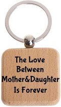Akyol - Sleutelhanger The love between mother and daughter - Moederdag cadeautje - Cadeau moeder en dochter - Familie cadeau - Gegraveerde sleutelhanger - 29 x 54 cm