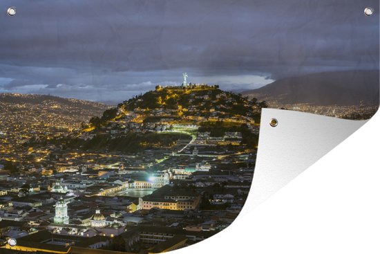 Tuinposter Panoramisch uitzicht op de stad Quito in de schemering - 70x40 cm - Wanddecoratie Buiten - Tuinposter - Tuindoek - Schuttingposter - Tuinschilderij