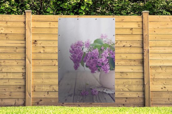 Muurdecoratie Vaas met een paarse sering op tafel - 120x180 cm - Tuinposter - Tuindoek - Buitenposter