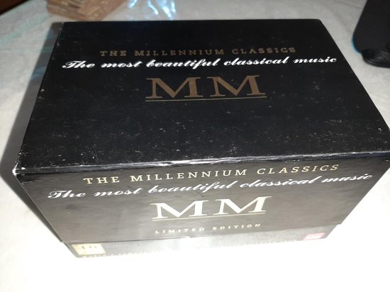 Zwarte gelimiteerde editie doos "The Millennium Classics" met gouden "MM" logo en tekst "The most beautiful classical music".