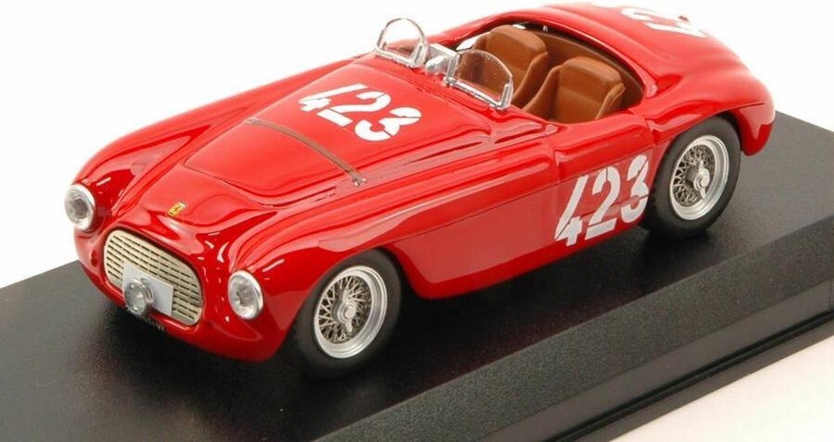 De 1:43 Diecast Modelcar van de Ferrari 166MM Spider Barchetta #423 van de Giro Di Sicilia in 1952. De coureurs waren Marzotto en Marini. De fabrikant van het schaalmodel is Art-Model. Dit model is alleen online verkrijgbaar