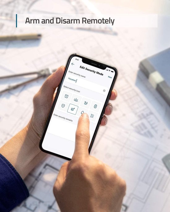 Hand houdt smartphone met Eufy app om beveiligingsmodus aan te passen.