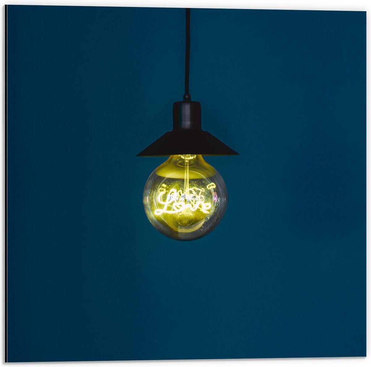 Dibond - Gloeilamp met Blauwe Achtergrond - 50x50cm Foto op Aluminium (Wanddecoratie van m
