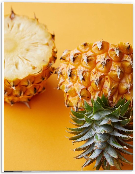 Forex - Opengesneden Ananas met Gele Achtergrond - 30x40cm Foto op Forex