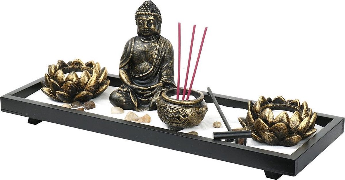 Zen tuin met zand, harkje, buddha, Lotus waxinehouders, steentjes en wierookhouder - Japanse zentuin