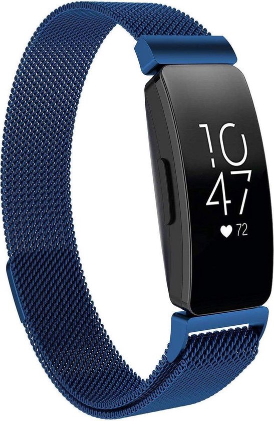 Donkerblauw Milanees horlogebandje met gesp, bevestigd aan een Fitbit Inspire met donker scherm.
