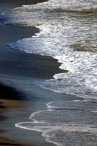Tuinposter - Zee / Water - Strand in wit / grijs / zwart - 160 x 240 cm.