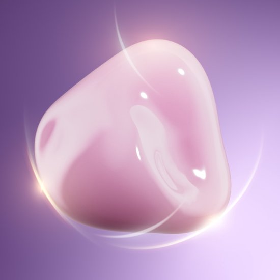 Druppelvormige textuur van de roze Lancôme Rénergie crème tegen een zachte paarse achtergrond.