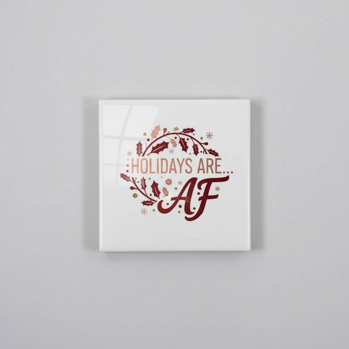 Nevolis Holidays Are AF Keramische Tegel 15x15 cm – Grappige Kerst Quote Decoratie | Feestelijke Rode Kerst Cadeautegel Multi Color