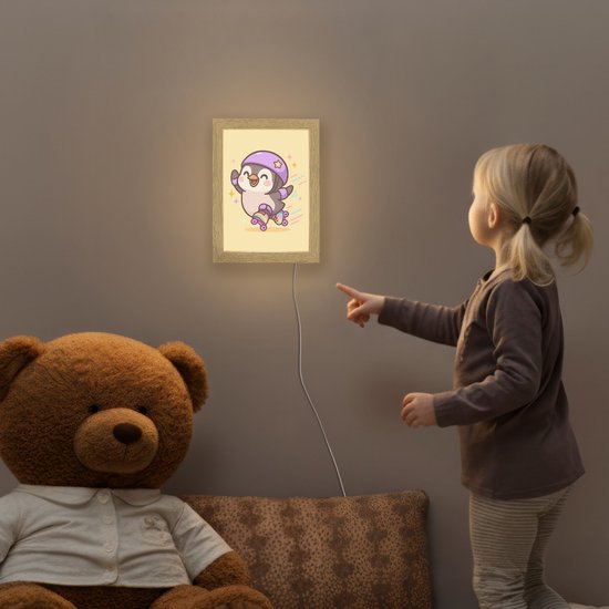 Nachtlampje 15x20 cm - Kinder lamp - Pinguïn - Rolschaatsen - Geel - Energiek - Tafellamp kinderkamer - Slaapkamer lamp - Bedlamp kinderen - Kinderlampje stopcontact - Wandlamp babykamer - Nachtlampjes van Merkloos — afbeelding 5