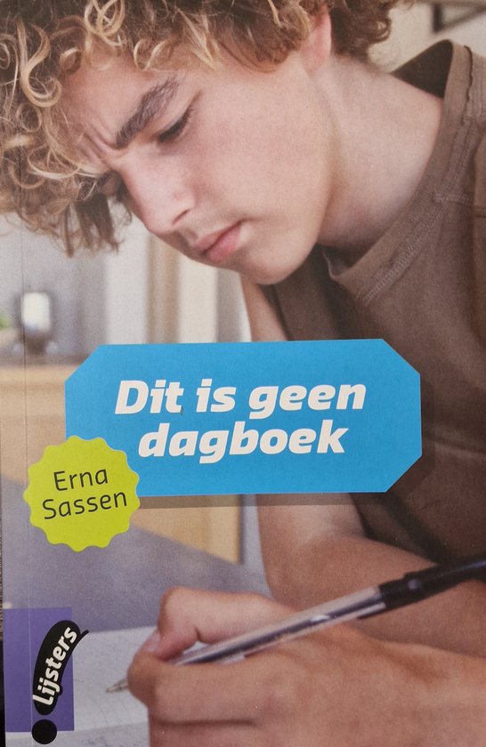 Jonge jongen met krullend haar kijkt geconcentreerd naar beneden, schrijven in een boek. Blauw label met tekst 'Dit is geen dagboek' en gele cirkel met 'Erna Sassen'.