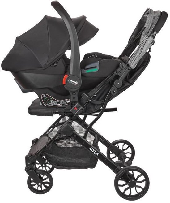 Zwarte Nania Myla kinderwagen met autostoel, met de naam 'MYLA' op het frame.