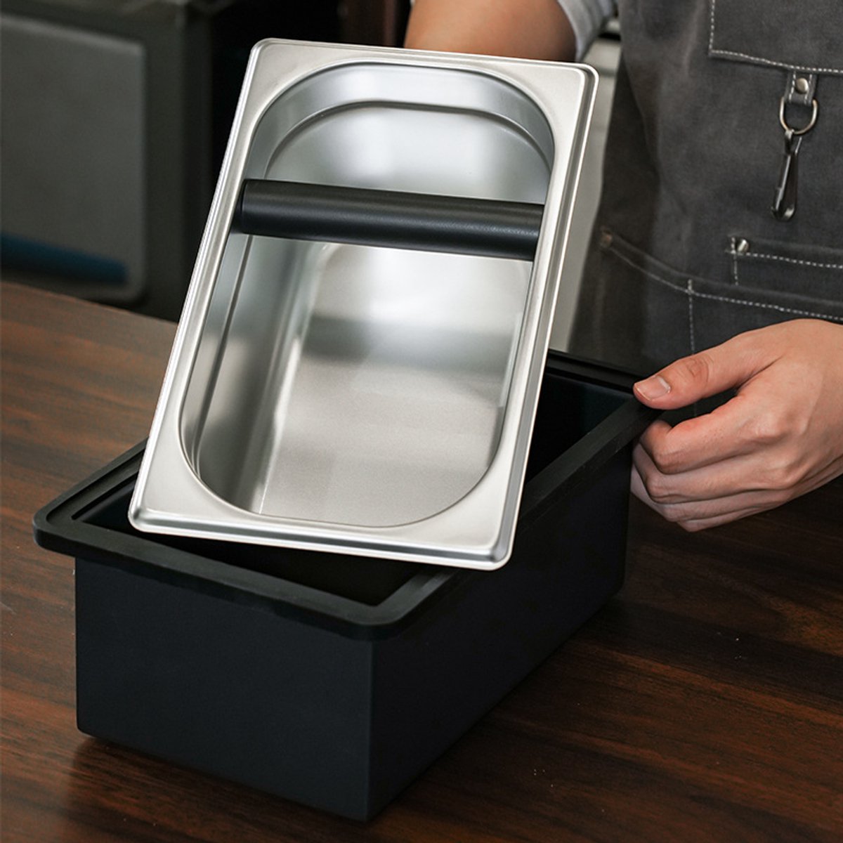 Grote, grote koffiedikcontainer met roestvrijstalen frame