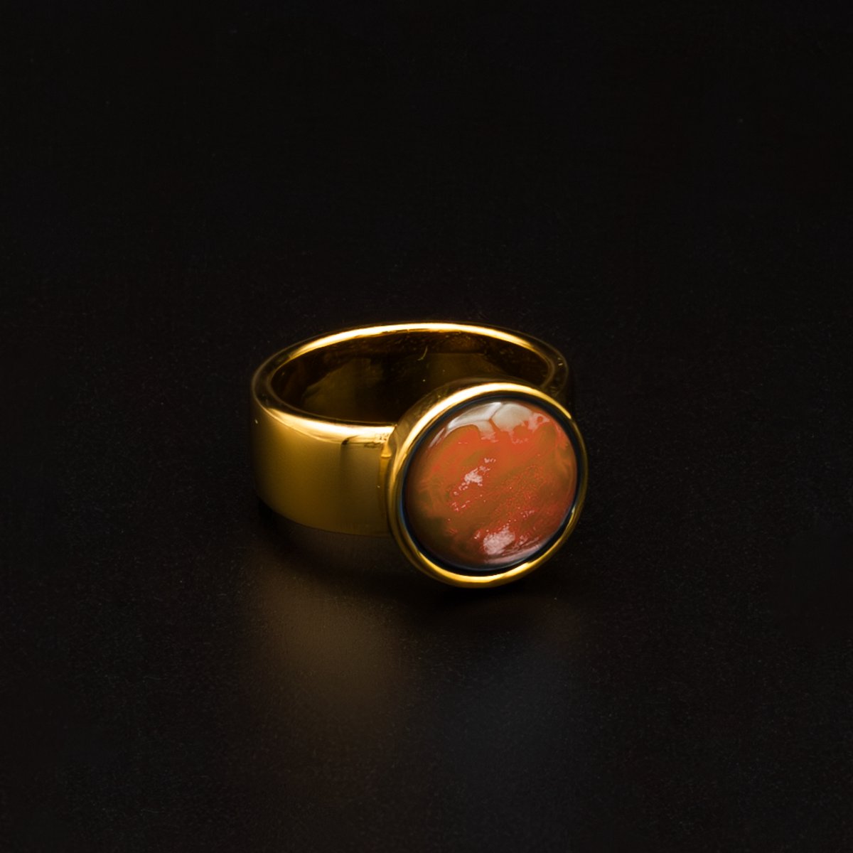 Qoss Ring Juul – Brede Goudkleurige Ring met 12 mm Cabochon | Valt 1 Maat Kleiner | Nikkelvrij | Handgemaakt | Combineerbaar | Canyon | Maat XL