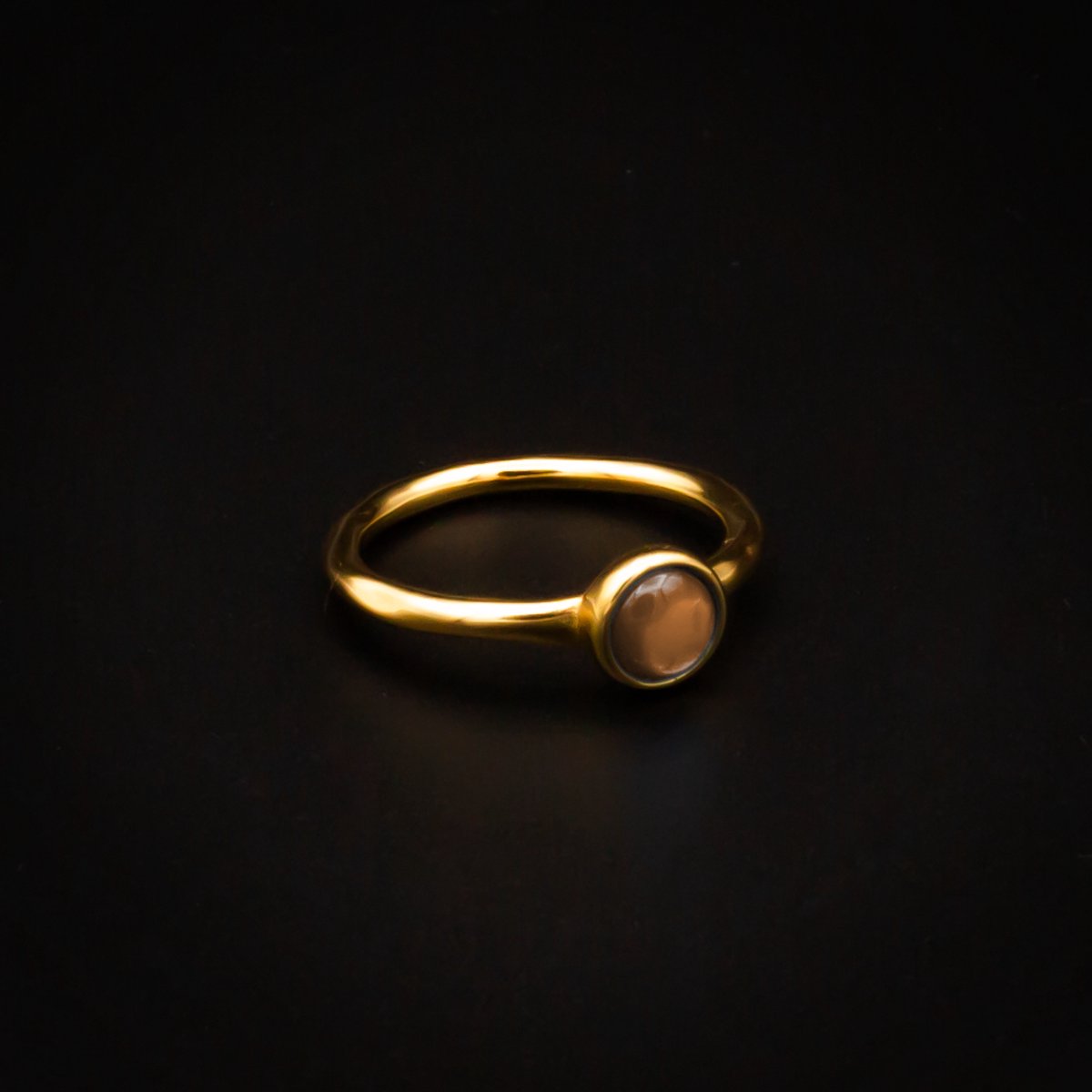 Qoss Ring Coco – Smalle Goudkleurige Ring met 6 mm Cabochon | Nikkelvrij | Handgemaakt | Combineerbaar | Canyon | Maat M
