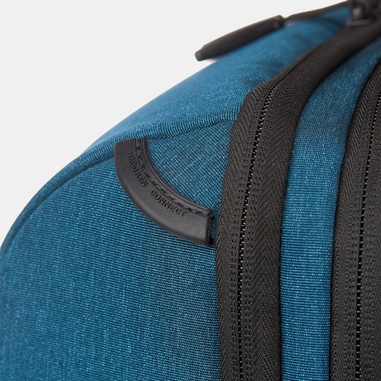 Detailopname van de blauwe Hedgren rugzak, met de 'Hedgren Connect' tekst op een zwart label.