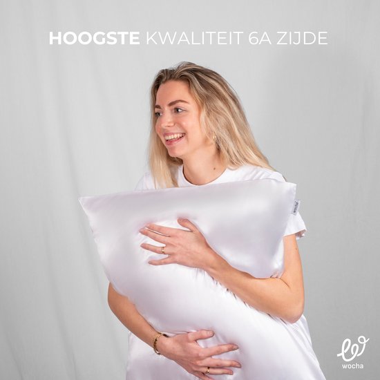 Een lachende vrouw met lang blond haar houdt een glanzende, witte zijden kussensloop vast. De tekst zegt 'HOOGSTE KWALITEIT 6A ZIJDE'.