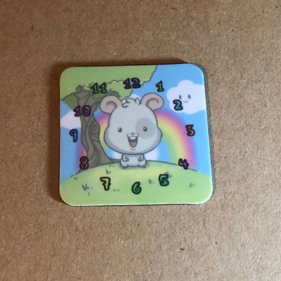 Een vierkante magneet met een glimlachende hamster voor een boom, regenboog en cijfers van 1 tot 12.