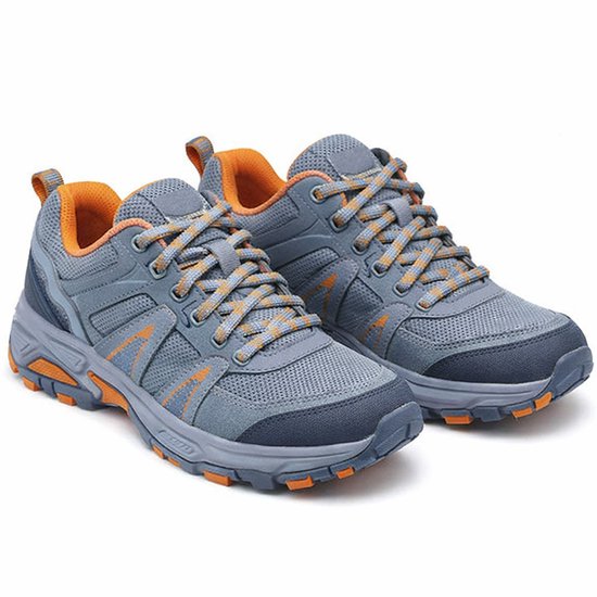 Grijze wandelschoenen met oranje veters en accenten, veterschoenen met rubberen zool.